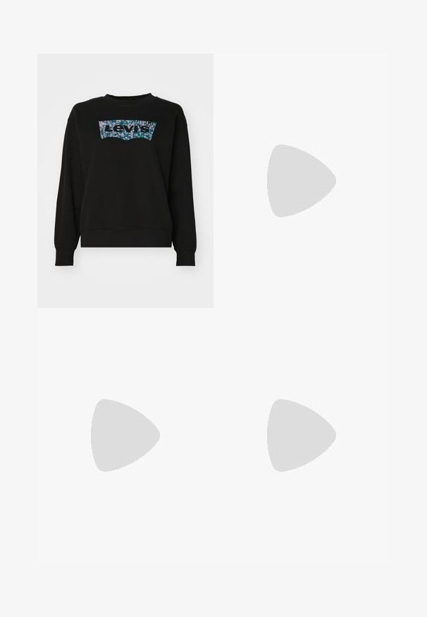 Čierna mikina vyrobená z bavlny, s farebným kvetinovým logom Levi's v zakrivenom tvare na hrudníku. Dlhé rukávy a rebrované manžety.; Vysoké čierne denimmové džínsy so širokým strihom, dizajnom s piatimi vreckami a viditeľným šitím. Tkanina má hladký, mierne textúrovaný povrch.; Vysoká čierna kožená čižma s masívnou platformou a blokovým podpätkom, s praktickým pútkom a textúrovaným vzorom na podošve.; Čierna laková kožená kabelka s ohnutým tvarom, jedným ramenným popruhom, prednými vreckami a striebornými kovovými doplnkami.