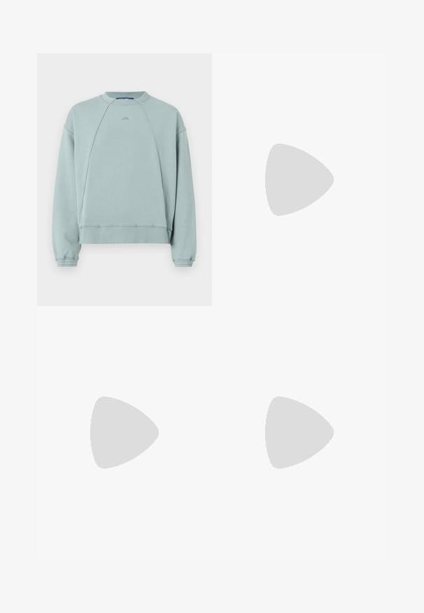 Sweatshirt vert clair à col rond en mélange de coton doux, doté de manches raglan longues et de poignets et d'ourlet côtelés. Détail de logo discret sur la poitrine.; Filippa K TERRY CROPPED TROUSERS - Pantalon classique - sage melange; Baskets en cuir blanc avec une finition lisse, bout arrondi, lacets plats et semelle texturée. Présente un logo discret sur le talon.; Lunettes de soleil noires rondes avec verres sombres et branches en métal fines. Comprend des embouts transparents et des accents argentés au niveau de la charnière. Design minimaliste.