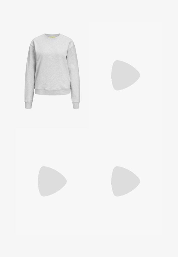 Grå sweatshirt i mjukt tyg, med rund halsringning, långa ärmar, ribbade manschetter och en något cropped nederkant.; Vit linne med tunna axelremmar, tillverkad av ribbat bomullstyg, med en rak halsringning och en ren avslutning i fållen.; Plisserad svart kjol med en slät midja, tillverkad av lättviktigt tyg. Har tydliga, vertikala pliserade veck och en design som når upp till vaden.; Svart spetsig sko med nätpaneldesign, med låg klack och snörning framtill. Tillverkad av en kombination av läder och nätmaterial.