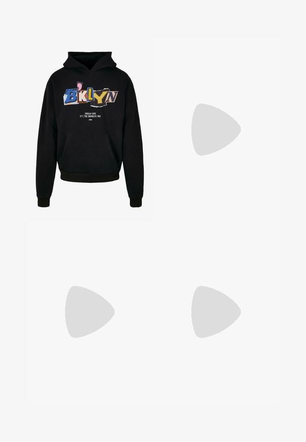 Zwarte hoodie met een voorzak, met kleurrijke grafische tekst "BKLYN" en "Spread Love, It's The Brooklyn Way" in het wit, 1994.; Witte katoenen t-shirt met korte mouwen, ronde hals, relaxte pasvorm en zonder zichtbare logo's of patronen. Gladde textuur en minimalistisch ontwerp.; Zwarte joggingsbroeken van zachte stof, met een elastische tailleband met trekkoord, geribbelde boorden en een klein logo op de linker dij.; Witte leren sneakers met perforaties, ronde neus, vlakke zool en dikke veters, met een zichtbare swoosh-logo en "AIR" op de hiel.