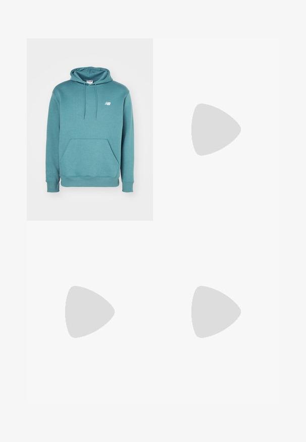 New Balance SPORT ESSENTIALS HOODIE UNISEX - Felpa - new spruce; T-shirt bianco di cotone con maniche corte, collo rotondo e un piccolo logo "NB" nero sul lato sinistro del petto. Texture liscia, vestibilità rilassata.; Pantaloni della tuta neri realizzati in materiale morbido con vita elastica, coulisse e polsini aderenti, caratterizzati da un logo sottile sul lato.; Sneakers alte in tela beige con striscia rossa, suola in gomma bianca e occhielli metallici, con l'iconico logo a stella sul lato.