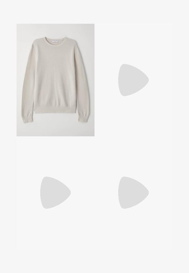Pull beige clair en tricot doux. Col rond, manches longues, poignets côtelés et ourlet avec un subtil détail de texture.; Tiger of Sweden TENUTA - Pantalon classique - pale sand; Tiger of Sweden ACADEMI - Chaussons - black; Emporio Armani Lunettes de soleil - matte blue