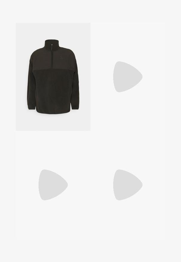 Pullover in pile nero con colletto alto, chiusura zip a metà e dettaglio logo tonale sul petto. Presenta una finitura testurizzata.; T-shirt bianca a maniche corte realizzata in cotone, con scollo rotondo e una texture liscia, dal taglio dritto e senza fantasie.; Jeans in denim blu chiaro con design a gamba dritta, chiusura con bottone e cinque tasche. Sbiadimenti visibili sulle cosce; dettagli cuciti in arancione.; Scarpa da ginnastica New Balance con tomaia in rete, prevalentemente bianca con accenti grigi e blu navy, caratterizzata da una soletta imbottita e dettagli testurizzati.