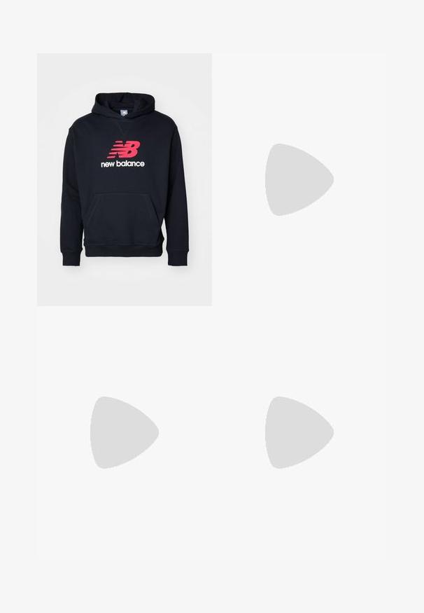 Schwarzer Kapuzenpullover mit einem großen roten und weißen "New Balance"-Logo auf der Vorderseite, einer Kängurutasche und gerippten Bündchen.; Weißes Baumwoll-T-Shirt mit kurzen Ärmeln, Rundhals und einem kleinen schwarzen "NB"-Logo auf der oberen linken Brust. Glatte Textur, entspannter Schnitt.; Schwarze Sweatpants aus weichem Material mit elastischem Bund, Kordelzug und schmal zulaufenden Bündchen, die auf der Seite ein dezentes Logo zeigen.; Schwarzer Laufschuh mit einer Mischung aus Mesh- und sinthetischen Materialien, dicke Sohle, geschwungenes Design und auffälliger Markenkennzeichnung an der Seite.
