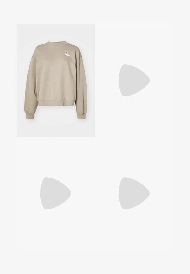 Khakifarbener Sweatshirt aus weichem Stoff, mit Rundhalsausschnitt und lockerer Passform. Enthält eine kleine Grafik eines Schuhs mit floralen Akzenten.; Schwarze weit geschnittene Jeans aus Denim, mit kontrastierenden weißen Nähten und einem vorderen Knopfverschluss, ausgestattet mit zwei schrägen Fronttaschen.; Flockige weiße Sneaker aus strukturiertem Mesh und synthetischen Materialien, mit einer dicken Sohle und komplizierten Mustern entlang der Seiten.; Silberne Creolen mit einer glatten, polierten Oberfläche. Runde Form, leichtes Design und mit einem sicheren Verschlussmechanismus ausgestattet.