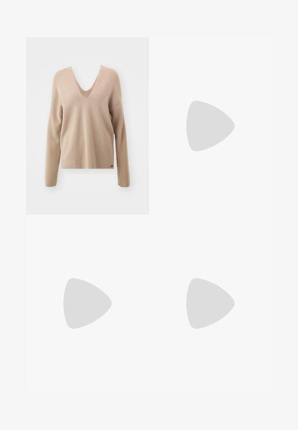 Beiger V-Ausschnitt-Pullover mit langen Ärmeln, strukturiertem Stoff, lockerer Passform und einem kleinen Logo-Akzent am unteren Saum.; Schwarzer Leder-Minirock mit taillierter Passform, glatter Textur, seitlichem Schlitz und kontrastierendem Nähen an den Nähten.; Schwarze Lackleder-Ankle Boots mit weißen Nähten, abgerundeter Zehe und Blockabsatz. Besitzt geschwungene Designlinien und eine glatte Textur.; Gold mesh-Armbanduhren mit einem schwarzen runden Zifferblatt, minimalistischen Indizes und einer silbernen Krone; mit einem Logo an der 12-Uhr-Position.