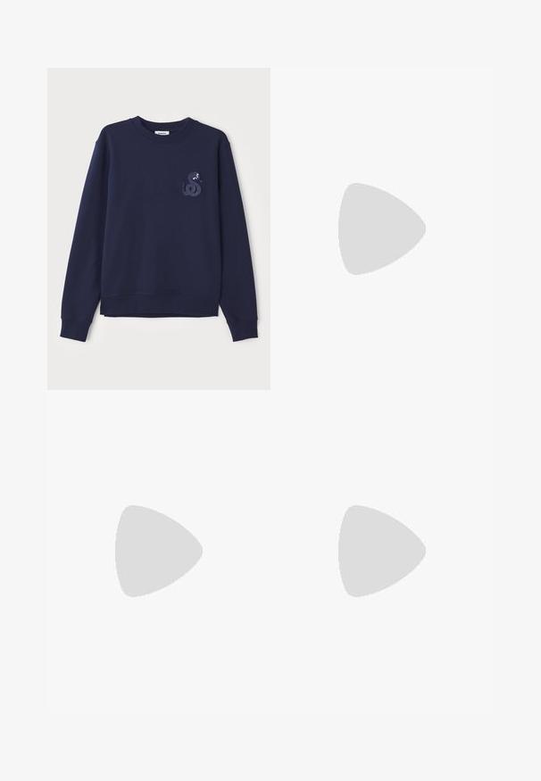 Marineblaue Sweatshirt aus weichem Stoff, mit einer dekorativen Schlangenstickerei auf der linken Brust und gerippten Bündchen und Saum.; Rotes Baumwollhemd mit Knopfleiste, spitzem Kragen, langen Ärmeln und kleinem blauen Logo auf der Brust. Glatte Textur, klassischer Schnitt.; Beige Leinenhose mit geradem Schnitt, ausgestattet mit zwei vorderen Falten, einem Knopfverschluss und seitlichen Taschen. Strukturierter Stoff mit glatter Oberfläche.; Weiße Leder-Sneaker mit runder Zehenform, flacher Außensohle und minimalistischem Design. Verfügt über sechs Ösen und ein dezentes Nahtdetail an der Seite.
