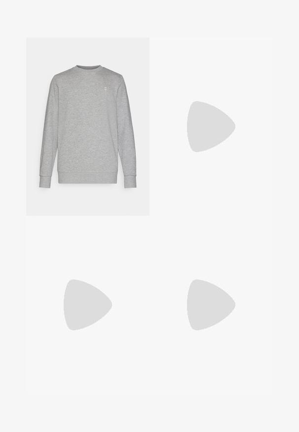 Grauer Sweatshirt mit Rundhalsausschnitt, langen Ärmeln und einem dezenten Logo auf der Brust. Hergestellt aus weichem Baumwollmischgewebe mit gerippten Bündchen.; Zwei Rundhals-T-Shirts in Schwarz und Olivgrün, aus weichem Baumwollstoff gefertigt. Das Design ist schlicht mit kurzen Ärmeln und geradem Schnitt.; Schwarze Sporthosen aus strukturiertem Stoff, mit verstellbarem Bund, seitlicher Reißverschlusstasche und schmal zulaufenden Bündchen.; Weiße Ledersneaker mit einer dicken cremefarbenen Sohle, navyfarbener Ferse und seitlichem Logo. Glatte Textur, minimalistisches Design mit Schnürverschluss.