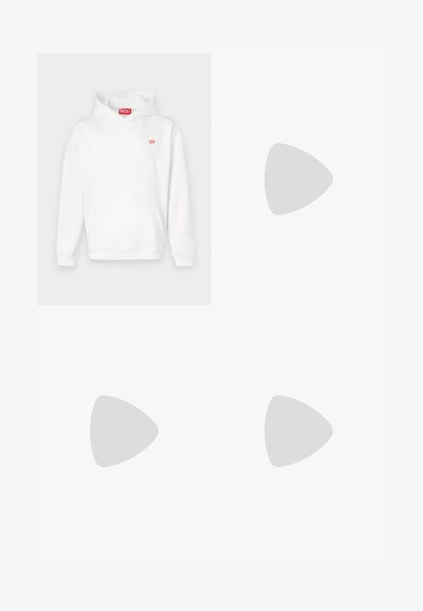 Felpa bianca con cappuccio e tasca frontale, caratterizzata da un piccolo logo rosso in alto a sinistra. Materiale morbido con una texture liscia.; Pantaloni neri su misura con una vestibilità dritta, realizzati in tessuto liscio. Presentano passanti per cintura e dettagli di piega lungo la parte anteriore.; Sneaker bianche in pelle con finitura liscia, punta arrotondata, lacci piatti e suola texturizzata. Accento in suede grigio sul tallone.; Occhiali da sole trasparenti in plastica con lenti rettangolari marroni, dotati di sottili aste trasparenti e dettagli in metallo sulle tempie.