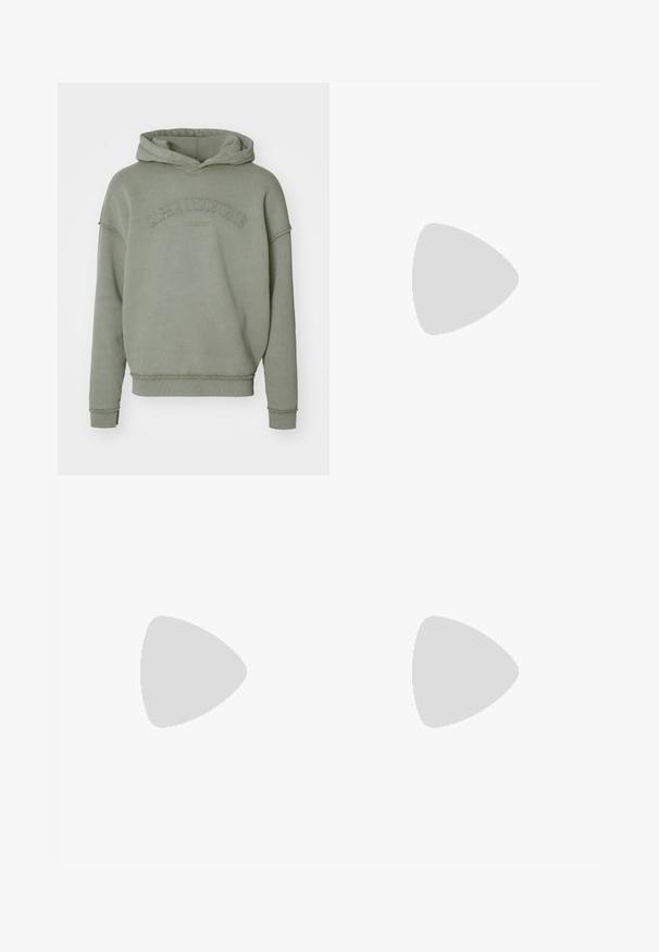 Olíva zöld kapucnis pulóver laza fazonnal, bordás aljjal, húzott ujjakra és dombornyomott "Alpha Industries" logóval a mellkasán.; Fekete farmer széles szárú nadrág, kontrasztos varrással, öt zsebes kialakítással és elülső gombos záródással. Sima tapintású és strapabíró anyag.; Sötétzöld Nike futócipő fekete részletekkel, hálós felsőrésszel, fűzőkkel és teljes hosszúságú Nike Air talppal fehér háttéren.; Fekete keresztbody táska cipzáras főrekesszel, elülső zsebbel, állítható pánttal és látható logóval a fedélen.
