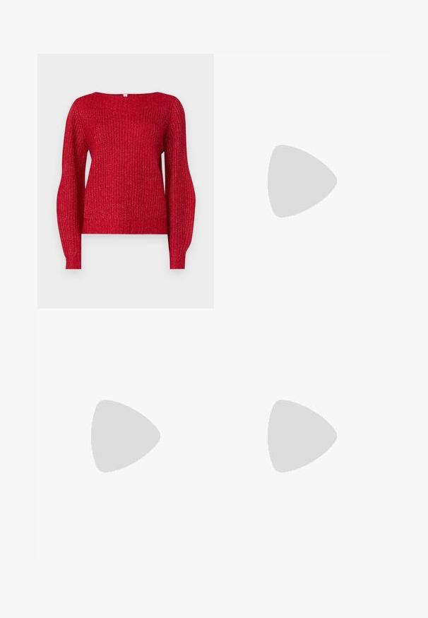 ONLY ONLFILIZ BOAT NECK - Vesta - equestrian red; Široke traperice u tamnoplavom denimu. Imaju pet džepova, petlje za pojas i siroki rub na dnu s vidljivim detaljima šavova.; Plave zamšne cipele s ružičastim prugama i bijelim vezicama, s gumenim potplatom, u kombinaciji s širokim trapericama na zelenoj podlozi.; Crna kožna torba s lukovitim oblikom, odvojivim remenom i zlatnim detaljima. Torba ima preklop s kopčom.