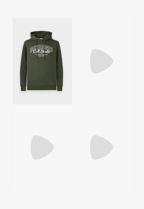 Sudadera de color verde oscuro con bolsillo tipo canguro, capucha con cordón y texto de logo impreso en blanco. Fabricada con una suave tela texturada y puños acanalados.; Camisa de algodón blanca de manga larga con cuello redondo, aberturas laterales en la parte inferior y una textura suave, exhibida desde la parte de atrás.; Jeans de mezclilla azul claro con un diseño de pierna recta, cinco bolsillos, cierre de botón, ligeramente desgastados y detalles de costura en contraste.; Zapatilla blanca con parte superior de cuero liso y perfil bajo. Presenta una puntera redondeada, seis ojales y una suela de goma texturizada.