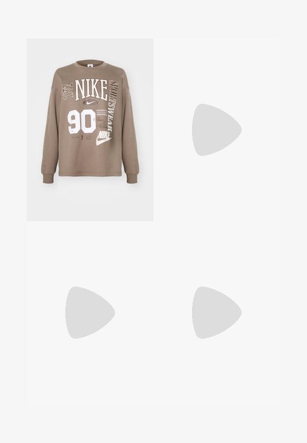 Brūns kreklu džemperis ar baltu grafisko tekstu, tostarp "NIKE", "90" un dažādiem logotipiem. Materiāls izskatās mīksts ar brīvu piegriezumu.; Gai pelēki džinsi ar brīvu piegriezumu, ar nolietotām detaļām, iegriezumiem pie ceļgaliem un izbalējušu tekstūru. Ietver piecus kabatas un jostas cilpas.; Nike skriešanas apavi ar sudraba pārklājumu, rozā akcentiem, baltām šņorēm un fakturētu zoli. Valkāti ar baltām kokvilnas sporta zeķēm.; Sudraba gredzenveida auskari ar savītu dizainu, kas ir ar pulētu apdari un ar aizmugurēju fiksāciju. Izmērs ir aptuveni 3 cm diametrā.