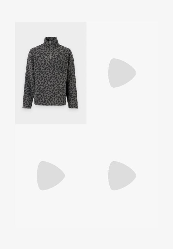 Sivi flis pulover zabeležene črnimi leopardjami, ima zadrgo na ovratniku in žep na levem prsnem delu. Mehka tekstura, dolgi rokavi, sproščen kroj.; Temno modri kavbojki iz denima s pravim krojem. Imajo vidno šivanje, zapenjanje na gumb in sprednje plitke za dodaten detajl.; Črne usnjene superge z belimi črtami, teksturiran gumijast podplat in zavezovanje spredaj. Imajo označeno oznako na ježku.; Črna usnjena torbica čez ramo z zadrgo, embosirano logotipom spredaj in nastavljivim pasom. Gladka površina z pravokotno obliko.