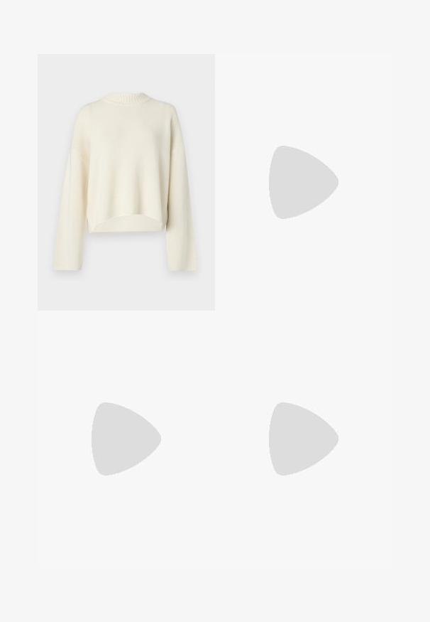 Sweter w kolorze kremowym z prążkowanym okrągłym dekoltem, opuszczonymi ramionami, długimi rękawami i krótkim krój. Miękka dzianinowa tekstura, prosty design.; Jasnoniebieskie dżinsy o szerokich nogawkach wykonane z denimu. Posiadają pięć kieszeni, zapięcie na guzik z przodu oraz czysty, pozbawiony ozdób fason.; Białe skórzane sneakersy z grubą białą podeszwą, czarnym zamszowym akcentem na pięcie oraz wytłoczonym logotypem z boku. Projekt z sznurówkami i sześcioma dziurkami.; Srebrne kolczyki na biglu o gładkim, błyszczącym wykończeniu. O zaokrąglonym kształcie, lekkim designie, z zamknięciem na zatrzask.