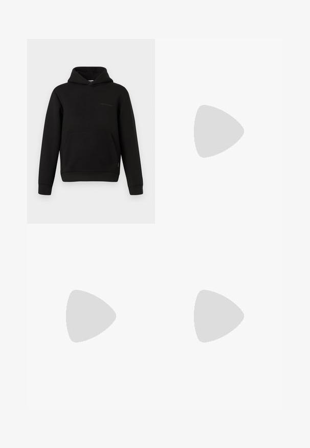 Felpa nera con tasca a marsupio frontale, maniche lunghe e un piccolo dettaglio di cucitura orizzontale sul lato sinistro del petto, su uno sfondo bianco.; Jeans in denim blu a gamba dritta con un lavaggio sbiadito, dotati di cinque tasche, bottone in metallo e passanti per cintura. Tessuto strutturato di peso medio.; Sneaker bianco con accenti neri e grigi, dotata di una punta grigia testurizzata, suola in gomma nera e lacci bianchi piatti. Design pulito, stile minimalista.; Borsa a spalla in pelle nera con chiusura a zip, caratterizzata da un corpo testurizzato, cuciture bianche e una tracolla con occhielli in argento.