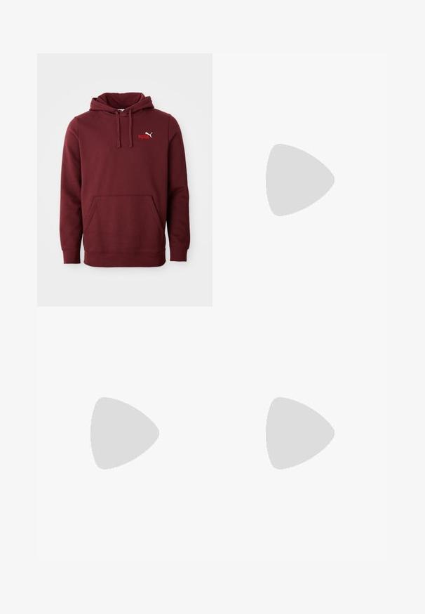 Bordowa bluza Puma z kapturem, z przednią kieszenią typu kangoo, regulowanym kapturem ze sznurkiem oraz małym logo Puma na lewej piersi.; Czarne spodnie wykonane z trwałego materiału, z prostym krojem nogawek, pasa z szlufkami na pasek oraz szwami dodającymi faktury.; Sneakers Puma w białym i czarnym zamszu, z brązową gumową podeszwą. W połączeniu z białymi skarpetkami z czarnym logo, noszone z ciemnymi spodniami.; Złoty naszyjnik z dużymi, splątanymi ogniwami, z okrągłym wisiorkiem na środku, zawierającym wystający emblemat.