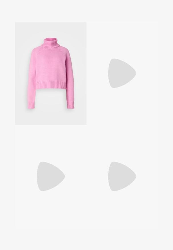 Vero Moda Tall VMMIRANDA - Jersey de punto - fuchsia pink; Pantalones cortos de denim en azul claro con un acabado desgastado. Cuenta con cierre de botón, cinco bolsillos y un diseño de pierna recta.; Zapatos de tacón negro con punta afilada y correa ajustable en el tobillo. Confeccionados en cuero suave, presentan un tacón grueso.; Bolso de hombro de cuero negro con una textura suave y correa ajustable, combinado con jeans de pierna ancha desgatados y zapatillas deportivas.; Anillo de plata de doble banda con una superficie lisa y pulida. Presenta un diseño fluido y curvado con secciones superpuestas para un aspecto moderno.