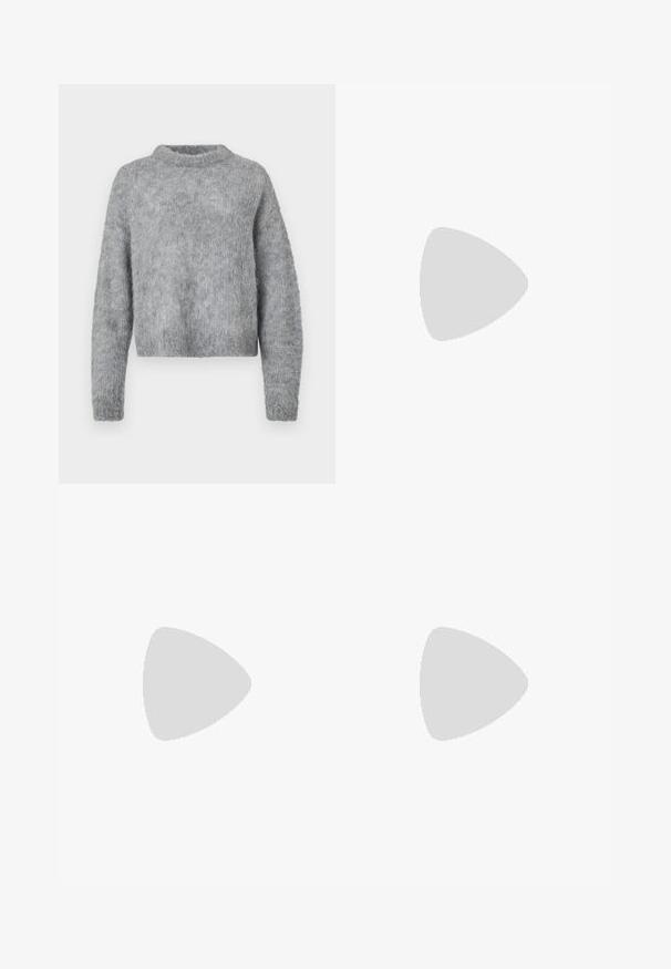 Szürke, cropped pulóver, puha, bolyhos anyagból készült. Hosszú ujjak és kerek nyakörv jellemzi. Egyszerű, texturált dizájn.; Világoskék farmernadrág magas derekú, bő szabású, két oldalsó zsebbel és pliszírozott dizájnnal. Puha tapintású, elhalványított felület.; Fekete bőr magassarkú cipő, hegyes orral, sima textúrával és kúpos sarkal. Minimalista dizájn, nincsenek további díszítések.; Fekete bőr válltáska puha tapintással, háromszög alakú, állítható pánttal, világoskék csíkos inggel és fehér nadrággal párosítva.
