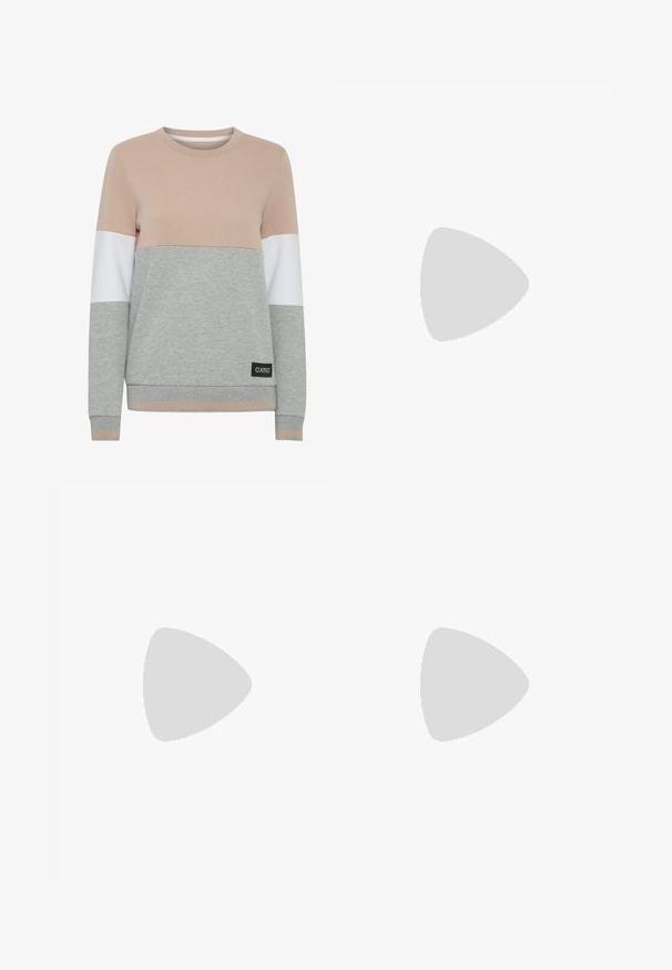 Lett sweatshirt med fargeblokkeringsdesign i blush, hvit og grå. Ribbestrikket hals og mansjetter, med et svart merkebånd i sømmen.; Lysegrå collegebukser med snor i livet, smalnede ben og en liten hvit logo på venstre lår. Laget av et mykt, teksturert stoff.; Hvite sportsko med mesh-overdel, sølvfargede detaljer og et unikt spiral såle-design. Har polstret krage og snøring for tilpasning.; Sølv ringøredobber med en glatt, polert overflate og en tynn, sirkulær form. Designet har en sikker clasp.