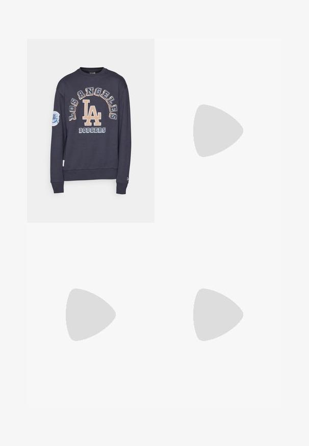 Felpa navy con ricamo in beige e bianco "LOS ANGELES DODGERS" e logo "LA". Polsini e orlo a coste, materiale in cotone morbido.; T-shirt bianca a maniche lunghe realizzata in cotone. Design con collo rotondo, polsini a costine e un piccolo logo sulla manica sinistra. Texture liscia.; Pantaloni in velluto a coste grigi con design a gamba larga, caratterizzati da righe verticali, chiusura con bottone e due tasche frontali.; Sneakers bianchi in pelle con punta in suede grigia, tre strisce orizzontali bianche, accenti blu e suola in gomma marrone. Dettaglio testurizzato sulla suola.