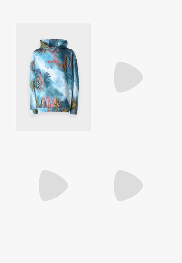 Sweat-shirt à capuche avec un motif abstrait bleu et multicolore. Tissu doux, poignets et ourlet élastiques, avec un design en texte rouge.; T-shirt noir à manches courtes en coton avec un col haut, présentant une texture lisse et un logo subtil au centre.; Pantalons de jogging noirs en tissu lisse. Dotés d'une taille élastique avec cordon de serrage, jambes fuselées, et sans poches visibles. Design simple.; Baskets en cuir noir avec une texture lisse, semelle en caoutchouc beige, design à lacets et accent de talon contrasté.