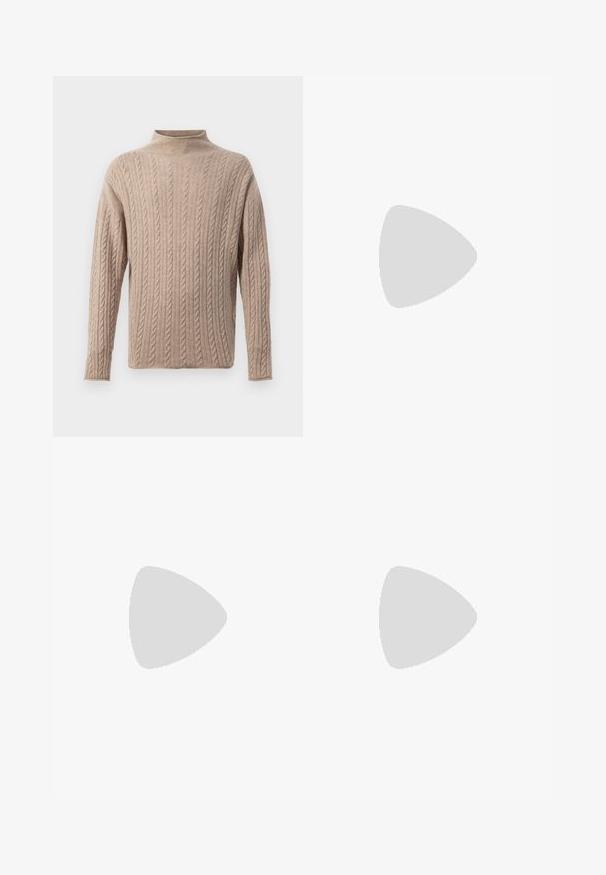 Beige Pullover mit Kabelstrickmuster, Stehkragen, langen Ärmeln, texturiertem Muster und Rippdetails an den Bündchen und dem Saum. Weiches, bequemes Material.; Helle blaue Jeans mit hoher Taille, Frontknopf, Reißverschluss und fünf Taschen-Design, flach auf einem neutralen Hintergrund ausgelegt.; Braune Wildlederschlupfschuhe mit strukturierter Oberfläche, runder Zehenform und kontrastierender Gummisohle. Mit dezenter Markenkennzeichnung nahe der Ferse.; Schwarze Leder-Umhängetasche mit strukturiertem Finish, ausgestattet mit einem Reißverschluss und einem verstellbaren Träger. Logo-Patch auf der Vorderseite. Rechteckige Form.