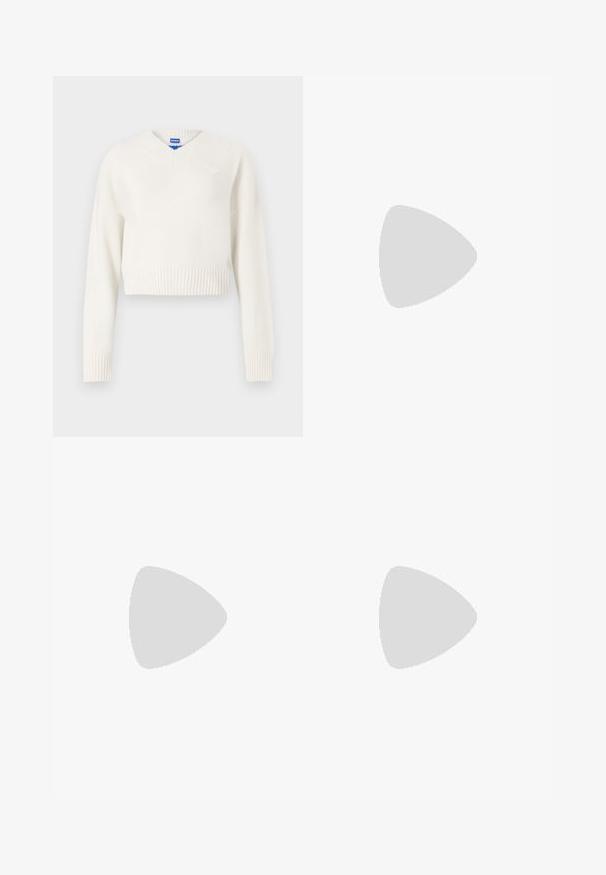 Hvid, cropped sweater lavet af blødt strikket materiale. Har V-hals, ribbet kant og et lille hjerteemblem på venstre bryst.; Grå vide ben jeans med en falmet finish, knaplukning, fem-lomme design og syede detaljer langs sømmene.; Sorte patenterede læder loafers med firkantet tå, samlede detaljer, lav blokhæl og strop bagpå på en hvid baggrund.; Sort læder tote bag med et firkantet håndtag, der har en tekstureret overflade og prægede logo. Indeholder en aftagelig rem.