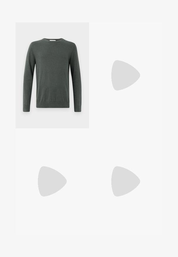 Tmavozelený sveter s dlhými rukávmi vyrobený z mäkkej textúrovanej látky s okrúhlym dekoltým a rebrovanými manžetami a lemom. Jednoduchý, klasický dizajn.; Svetlo modré denimové džínsy so strihom rovného nohu, päť vreciek, zapínanie na gombík, minimálne vyblednutie a kontrastné švy.; Čierne kožené mokasíny majú vystúpený šev, dve dekoratívne pásky na vrchu a hrubú textúrovanú podrážku pre lepšiu priľnavosť.; Tmavomodrá kožená aktovka s dvoma hornými uchami a odnímateľným popruhom. Disponuje textúrovaným povrchom, vertikálnym prešívaním a detailom loga.