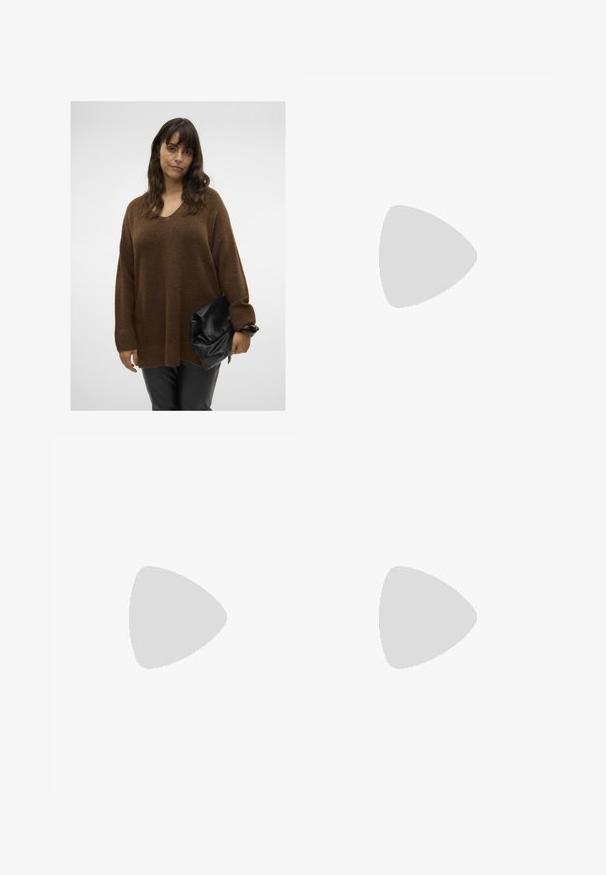 Pull en tricot oversize marron avec un col en V et des poignets côtelés, associé à une pochette noire à rabat. Le mannequin porte un pantalon noir ajusté.; Pantalons larges noirs à taille haute, avec des détails de boutons à la taille et des plis sur le devant.; Escarpin en cuir verni noir, à talon haut avec un bout pointu et un talon carré. Présente une sangle décorative et un détail de boucle sur le dessus.; Sac à main noir à la forme structurée, texture lisse et fermoir métallique. Associé à un pantalon noir ample et des sandales ouvertes sur un sol en bois.