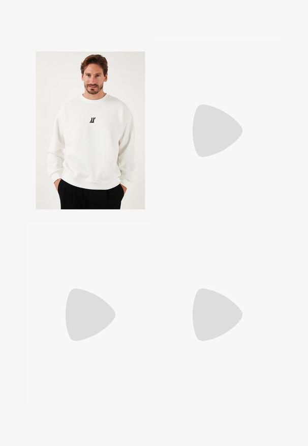 Felpa bianca con un piccolo logo nero sul petto, colletto rotondo e vestibilità comoda, realizzata in tessuto morbido.; T-shirt bianco in cotone con scollo rotondo, maniche corte e vestibilità comoda. L'etichetta reca la scritta "URBAN CLASSICS". Texture liscia, senza motivi né dettagli.; Pantaloni cargo khaki con elastico in vita e cordino, dotati di tasche laterali e caviglie cuffiate. Realizzati in un materiale leggero e testurizzato.; Sneakers in pelle bianca con perforazioni, punta rotonda, suola piatta e lacci spessi, con logo swoosh visibile e "AIR" sul tallone.
