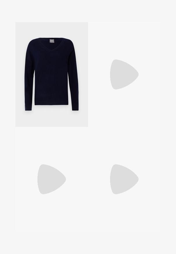 Pullover din tricot moale de culoare bleumarin, cu decolteu în V; are mâneci lungi și un tiv drept cu accente ribbate la manșete și la baza.; Blugi skinny negri, din denim. Prezintă un sistem de închidere cu nasture în față și un buzunar cu fermoar la talie. Textură fină, cu o ușoară decolorare.; Dr. Martens MAYBOLE CHELSEA - Botine cu platformă - black/cherry red; Geantă de mână din plasă argintie cu un design texturat, țesut, având un capac pliabil și o curea de lanț detașabilă pentru purtat.; Cercei din cristale cu elemente metalice de culoare argintie, având un buton pătrat și rânduri în cascade de cristale dreptunghiulare și octogonale.