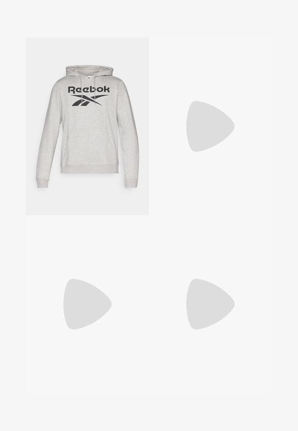 Pilkas halatas, pagamintas iš minkštos medžiagos, su priekinėmis kišenėmis, raišteliais ir dideliu juodu "Reebok" logotipu ant krūtinės.; Balta apvalios kaklo marškinėliai, pagaminti iš medvilnės, su trumpomis rankovėmis ir mažuoju logotipu, išsiuvinėtu kairėje krūtinės pusėje. Minkštas audinys.; Pilkos sportinės kelnės su elastine juosmena, siaurėjantis dizainas, atspindinčios detalės ir mažas geltonas logotipas kairėje šlaunyje.; Baltos sportinės kedai su lygiu sintetinės medžiagos viršumi, juodu logotipo akcentu ir perforuotomis detalėmis šonuose. Gumos padas.