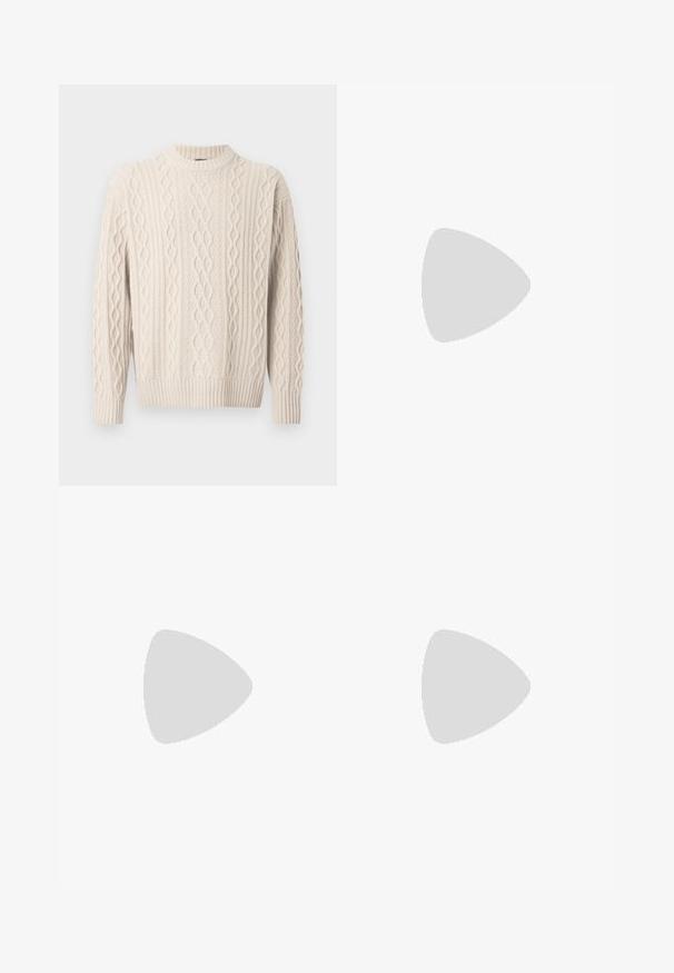 Camisola de malha grossa cor creme com gola alta, apresentando padrões texturizados e punhos e bainha com côtes. Feita de tecido macio e elástico.; Jeans de ganga azul com um design de perna reta. Apresentam áreas desbotadas e ligeira desgastação na frente, com um fecho clássico por botão.; Sapata slip-on de couro preto com biqueira arredondada, detalhes cosidos e sola de borracha preta. Textura suave com design minimalista.; Pasta de couro azul-marinho escura com alças superiores duplas e uma alça destacável. Apresenta um acabamento texturizado, costura vertical e detalhe do logotipo.