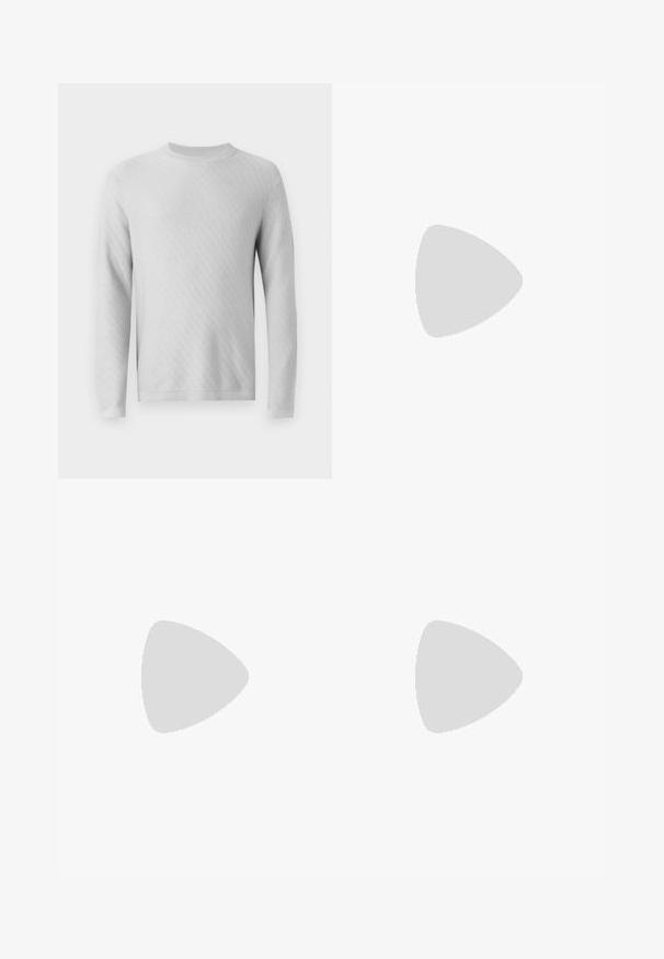 Hellgrauer, gestrickter Pullover mit Rundhalsausschnitt, langen Ärmeln und einem strukturierten, diagonalen Muster im gesamten Stoff.; Dunkelblaue Denim-Jeans mit geradem Bein-Design, ausgestattet mit fünf Taschen, einem Knopfverschluss und kontrastierenden Steppdetails.; Marineblaue Wildleder Low-Top Sneaker mit weißer Sohle, marineblauen Schnürsenkeln und goldenem "Filling Pieces" Logo an der Seite.; Mehrfarbige Perlenkette mit dunkelblauen, roten und gelbenPerlen, durchzogen von silbernen Akzenten und einem baumelnden Charm.