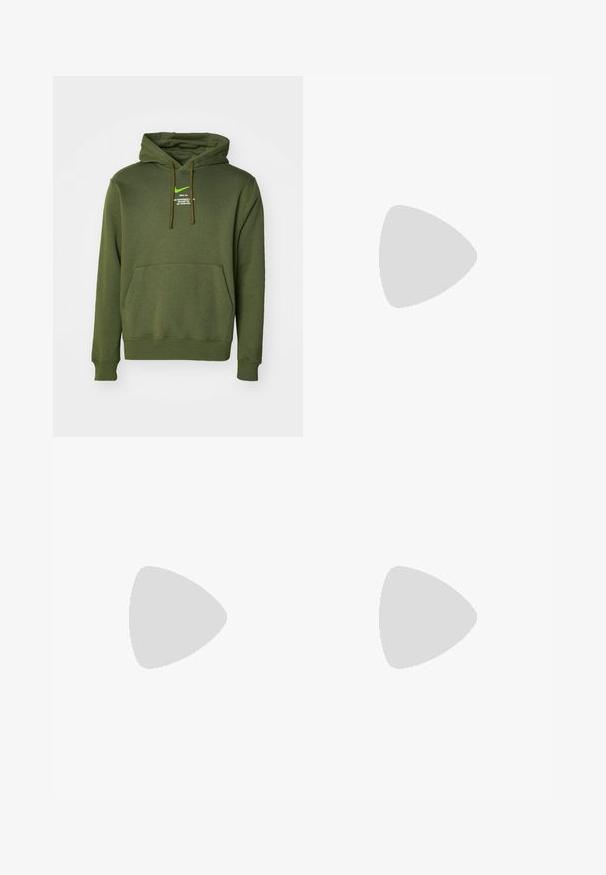 Nike Sportswear HOODIE - Camisola - cargo khaki; T-shirt de algodão verde-oliva com mangas curtas, apresentando um grande logotipo "N" padronizado em bege e um pequeno swoosh da Nike em rosa no peito.; Bermudas castanhas com corte reto, dois bolsos laterais e fecho frontal com botão. Feitas em tecido de algodão durável com acabamento mate.; Sapatilha atlética cinza com parte superior em malha e camurça, detalhes brancos, sola acolchoada e um design distinto com elementos refletivos.