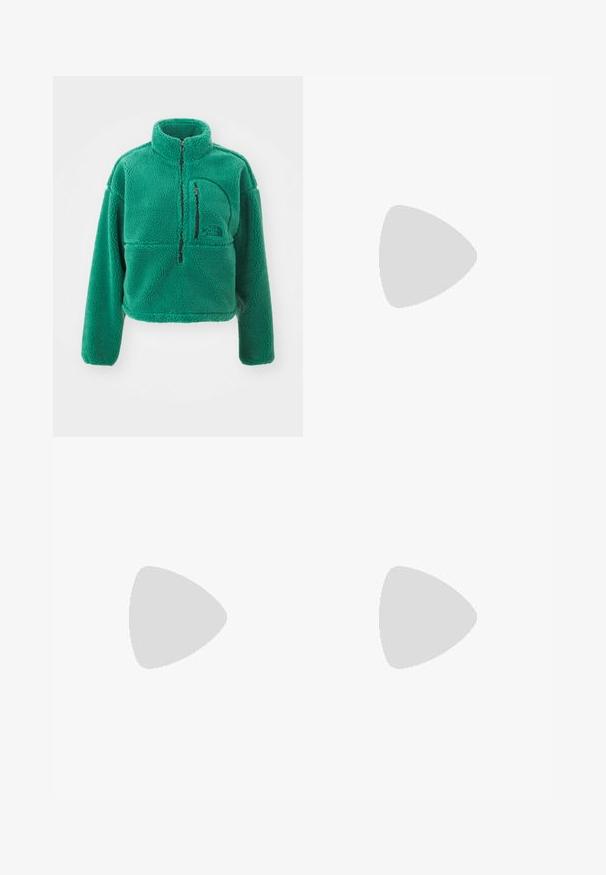 The North Face EXTREME - Felpa in pile - evergreen/black; Due top in cotone, uno bianco e uno nero. Ognuno ha un profondo scollo e spalline sottili, con una texture liscia e morbida.; Jeans neri a vita alta realizzati in denim, con una silhouette a gamba dritta, tasche frontali, chiusura con zip e bottone metallico.; Scarpe Vans slip-on a scacchi bianchi e neri con tomaia in canvas, suola in gomma e colletto imbottito. Punta piatta e rotonda con dettagli bianchi sulla suola.