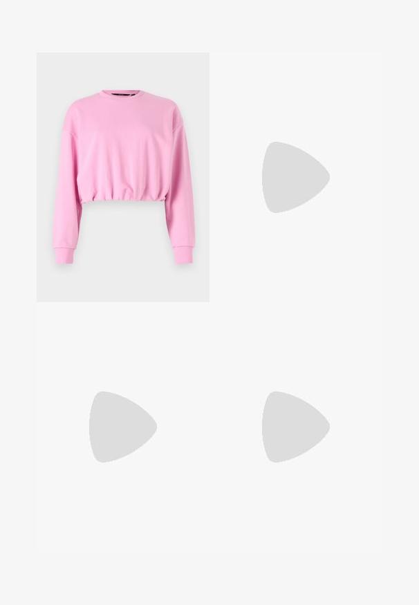 Rózsaszín, cropped pulóver hosszú ujjakkal, kerek nyakkal és elasztikus hemzseléssel. Simább textúra, laza dizájn, amely rétegezett öltözetekhez alkalmas.; Fekete, magas derekú farmernadrág gomb- és cipzárzárral, elülső zsebekkel és harangszárral, laposan egy fehér háttérre terítve.; Fekete velúr sportcipő fehér csíkokkal és díszítésekkel, lekerekített orral, gumitalpú külső résszel, fehér bordázott bokazoknival párosítva.; Fekete bőrtáska ívelt formával, levehető pánttal és arany színű fémrészekkel. A táskán egy csattal díszített fedél található.