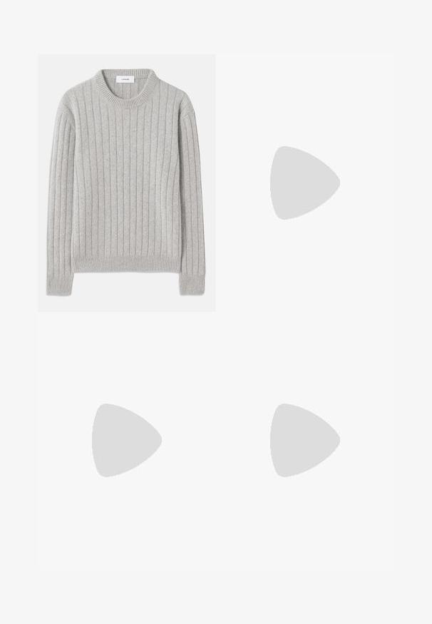 Pilkas raštuotas megztinis su apvaliomis iškirpėmis, pagamintas iš minkštos medžiagos, pasižymintis vertikaliais siūlų raštais ir raštuotais rankogaliais bei apatine dalimi.; Pilki džinsai su tiesiu kirpimu, pasižymintys klasikinio penkių kišenių dizainu ir subtiliu nusidėvėjimu. Sagtys ir užtrauktukas juosmens srityje.; Juodas odinis batų modelis Oxford su storu padu ir įspaudu "WATERMAN" šone, pavaizduotas profiliu ant šviesiai pilko fono.; Juodas odinis delninukas su tekstūruotu paviršiumi, priekinė užtrauktuko kišenė ir nuimama riešo juosta. Priekyje yra logotipo etiketas. Stačiakampio formos.