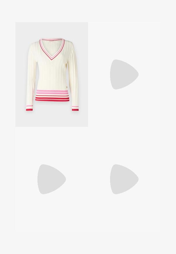 Maglione bianco a coste con scollo a V, maniche lunghe e strisce orizzontali nei toni di rosa e rosso all'orlo e ai polsini.; Jeans bianchi a gamba larga realizzati in denim. Presentano chiusura con bottone, tasche anteriori e posteriori, e cuciture rinforzate. Tessuto liscio con dettagli minimi.; Stivali alla caviglia in suede beige con una consistenza morbida, dettagli cuciti e suola in gomma, dotati di un tacco ad anello per una facile vestibilità.; Borsa bianca con silhouette curva, in pelle texturizzata, con hardware dorato e una tracolla removibile con dettagli di logo e fibbia.