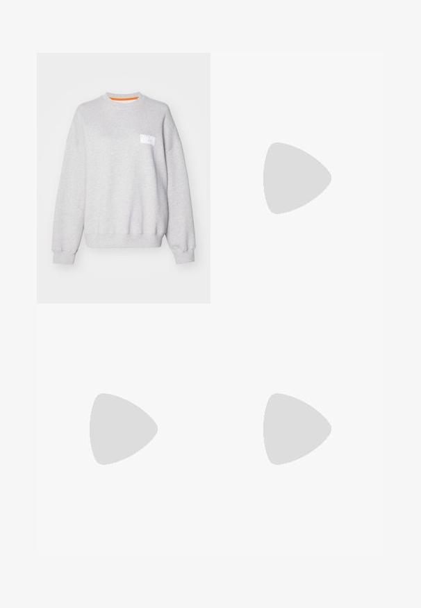 Mads Nørgaard ATLI - Melegítőfelső - light grey; Világos bézs kötött kardigán, galléros nyakkal, rövid ujjal és négy gombbal. Puha tapintású, laza, rövidített fazon.; Beige, bő szárú nadrág len keverékből, magas derékkal, pliszírozással és sima textúrával. Nincs látható fémalkatrész vagy minta.; Bézs bőr mokaszin vastag fekete talppal, téglalap alakú és elöl pánttal. Fekete, bokáig érő zoknival viselve. Texturált felületi részlet.
