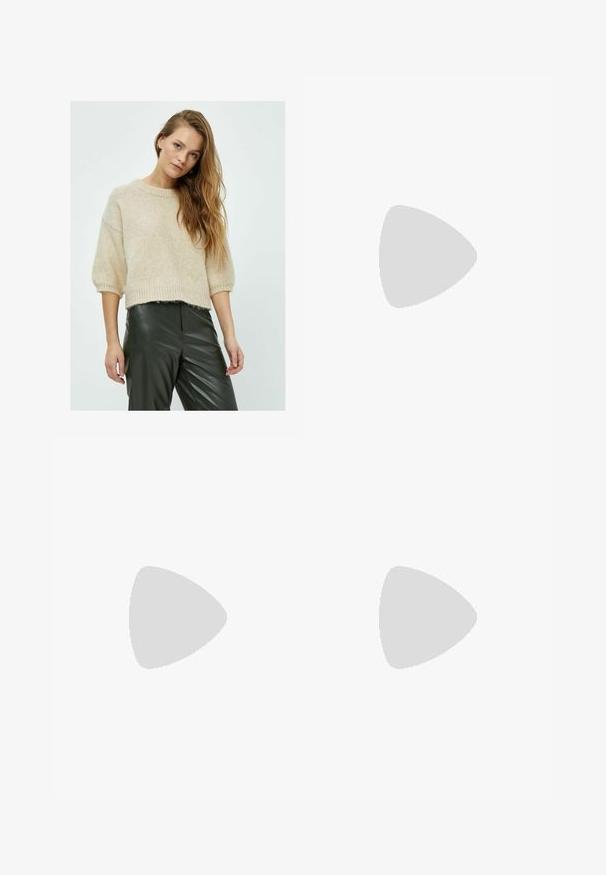 Beżowy sweter z okrągłym dekoltem, krótkimi rękawami i prążkowanym wykończeniem, zestawiony z ciemnozielonymi skórzanymi spodniami o teksturowanym wykończeniu.; Granatowe dżinsy o luźnym kroju, z jasnym przeszyciem, pięcioma kieszeniami i zapięciem na guziki w pasie.; Białe, otwarte na palcach mule na wysokim obcasie o gładkim wykończeniu, minimalistycznym designie i smukłym obcasie, z subtelnym brązowym akcentem na podeszwie.; Brązowe, owalne okulary przeciwsłoneczne z ciemnymi soczewkami. Rama wykonana jest z przezroczystego brązowego materiału i ma logo nadrukowane na zausznikach.; Zielona skórzana torebka o gładkiej teksturze, zaokrąglonym kształcie i plecionym uchwycie. Posiada zamek błyskawiczny i regulowany pasek.