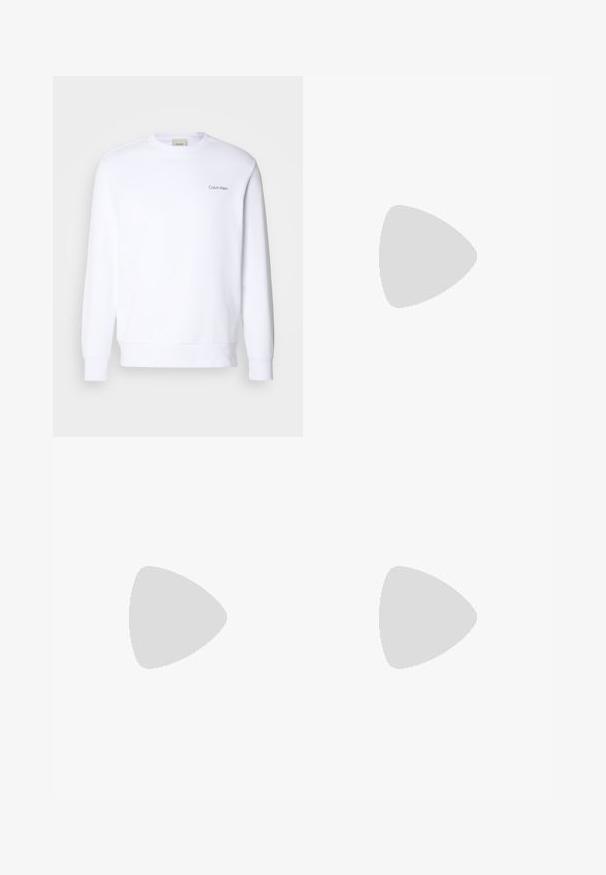 Bela svetilka iz mehkega blaga, z okroglo ovratnikom, dolgimi rokavi in majhnim logotipom Calvin Klein na levem prsnem delu.; Črne krojene hlače s ravnim krojem, izdelane iz gladkega materiala. Imajo zanke za pas in gubico spredaj.; Bele usnjene športne copate z gladkim zaključkom, okroglo konico, ravnimi vezalkami in teksturiranim podplatom. Sivi semiš detajl na peti.; Jasne plastične naočale s pravokutnim smeškim lećama, koje imaju tanke, prozirne drške i metalne detalje na sljepoočnicama.