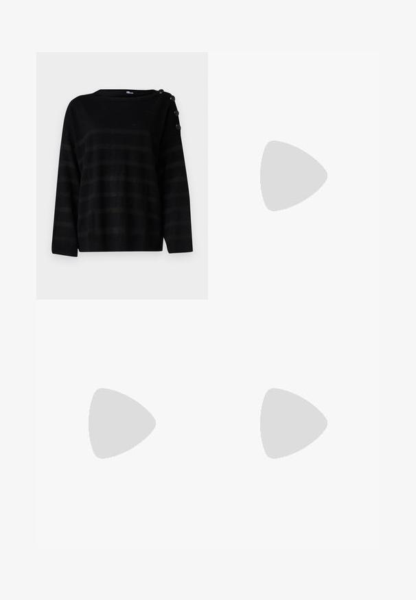 The Kooples Pulover - black; Črne satenske hlače visoke pasu z ravnimi širokimi nogami, z zankami za pas in ravnim sprednjim zapiranjem na enobarvni beli podlagi.; Črne usnjene sandale središnje zaponke z ostro konico, okrasnimi trakovi z kovinskimi očesi in nizko blokasto peto. Teksturirana površina.; Rjava teksturirana usnjena torba čez ramo z zlatim verižnim trakom in zapiranjem na pokrov. Spredaj je vidna podrobnost logotipa in žep pod pokrovom.