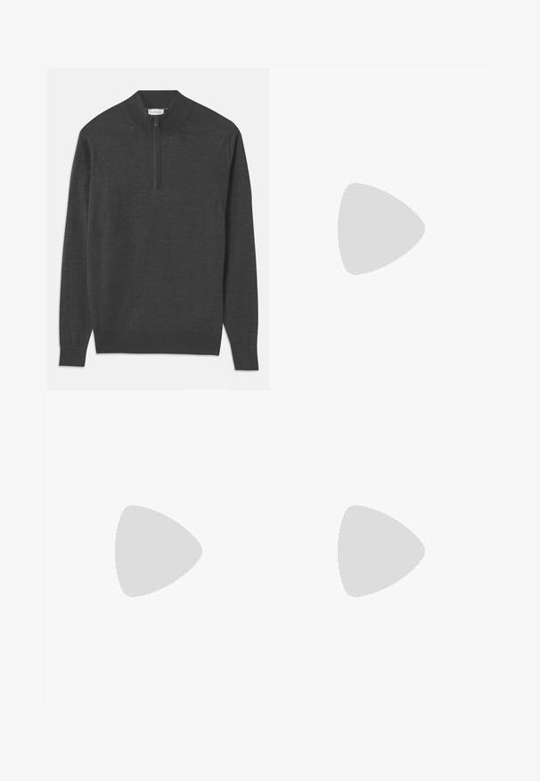 Sötét szürke pulóver, cipzáros nyakkal, hosszú ujjú, bordás mandzsettákkal és szegéllyel, puha anyagból, sima textúrával készítve.; Fekete öltöny nadrág sima anyagból, szűkített szárú fazonban, egysoros gombos záródással és oldalsó zsebekkel a praktikum érdekében.; Fekete bőr dress cipő sima felülettel, lekerekített orral, öt fűzőlyukkal és alacsony blokksarkal. Minimalista dizájn, finom varrásokkal.; Fekete vászontáska fekete bőr füllel. Egyszerű dizájn, tágas test és sima textúra. Nincsenek látható logók vagy minták.