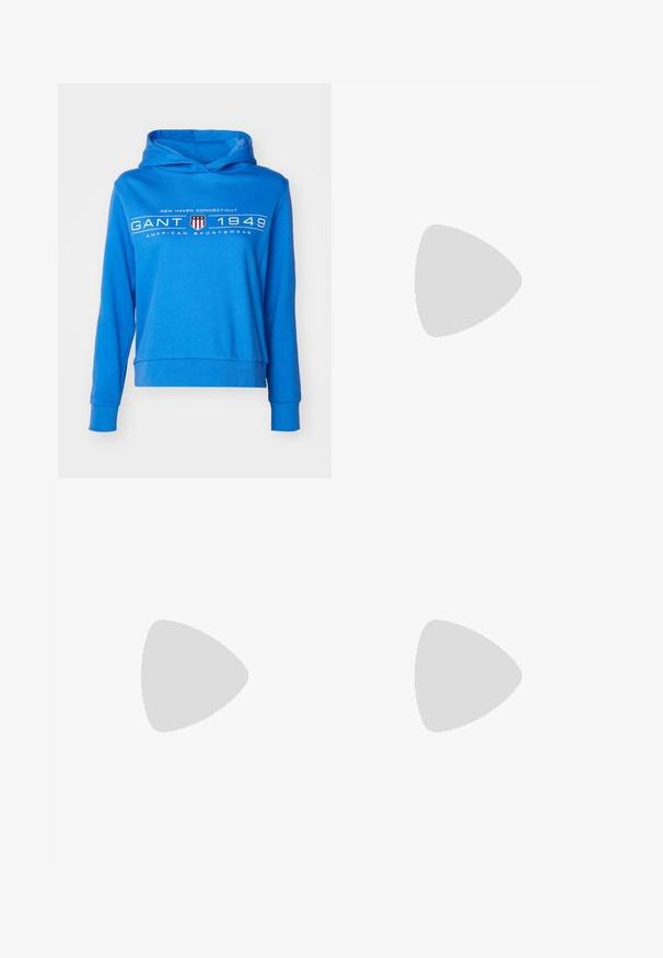 Kék pamut kapucnis pulóver elülső kenguruzsebbel, bordázott mandzsettákkal és szegéllyel. Fehér "GANT 1949" logó található a mellkasán.; Széles szárú sötétkék farmernadrág magas derekú, elülső zsebekkel és gombos záródással. Kontrasztos varrással és sima textúrával rendelkezik.; Fekete bőr bokacsizma sima felülettel, sárga bélés és húzófül; egy texturált fa és kavicsos háttéren.; Tengerészkék selyem négyzetalakú sál geometrikus mintával, fehér és sötétkék csíkkal szegélyezve. Logó az alsó jobb sarokban.