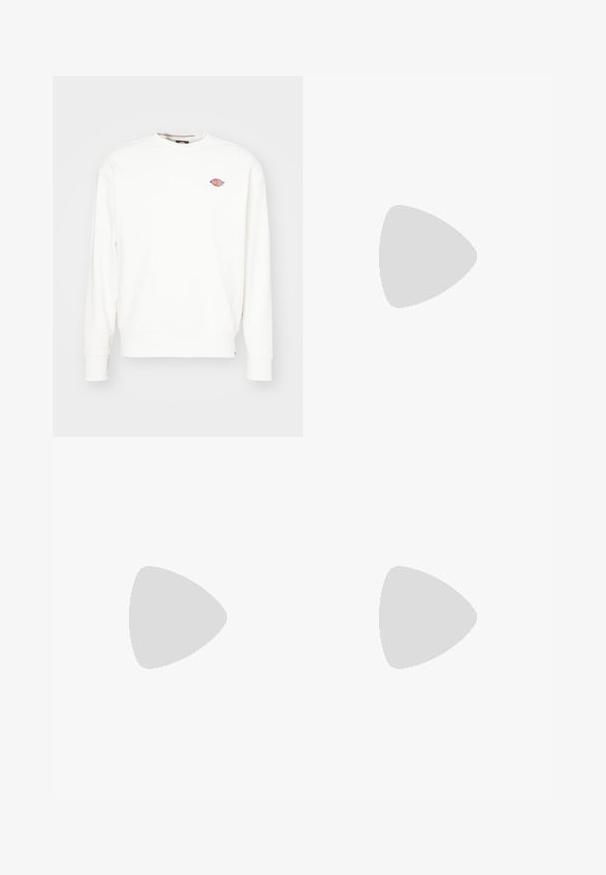 Sudadera blanca de algodón, con cuello redondo, mangas largas y un pequeño logo de color en el pecho. Textura suave y corte relajado.; Jean de mezclilla azul claro con diseño de pierna recta, con una cintura de altura media, cinco bolsillos y un cierre de botón y cremallera.; Mocasín de cuero negro con un acento de borlas, que presenta una suela gruesa negra y costuras amarillas a lo largo del borde. Acabado texturizado.; Collar de metal plateado de tres capas que presenta cadenas flexibles y elegantes con un ligero brillo, asegurado con un cierre de langosta y cadena ajustable.