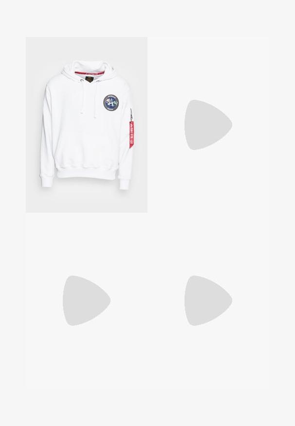 Alpha Industries MISSION HOODY - Camisola - white; Três tops em algodão de alças brancas com nervuras. Apresentam um decote redondo e pequenas etiquetas pretas perto da bainha. Disponíveis em vários tamanhos.; Calças de treino cinzentas da Nike com um cós elástico ajustável, pernas ajustadas, bolsos laterais e pormenores de costura distintos. Tecido suave e texturizado.; Sapatilha atlética cinza com parte superior em malha e camurça, detalhes brancos, sola acolchoada e um design distinto com elementos refletivos.