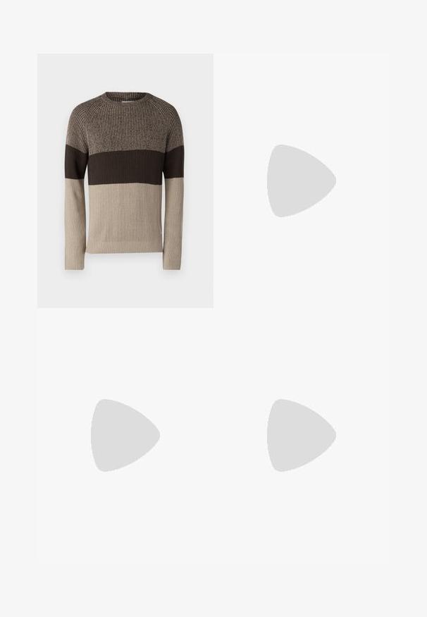 Pull en maille avec texture côtelée, design coloré avec des nuances de beige et de marron foncé, encolure ronde et manches longues.; Pantalons cargo gris clair avec poches latérales, poignets élastiques et fermeture à bouton. Fabriqués en tissu durable avec une texture lisse.; Des baskets en cuir blanc avec une finition lisse, un bout rond, des lacets plats et une semelle texturée. Accents en daim gris au niveau du talon.; Lunettes de soleil noires rectangulaires avec des verres sombres. Monture brillante, branches droites avec une légère courbure. Design minimaliste, sans embellissements.