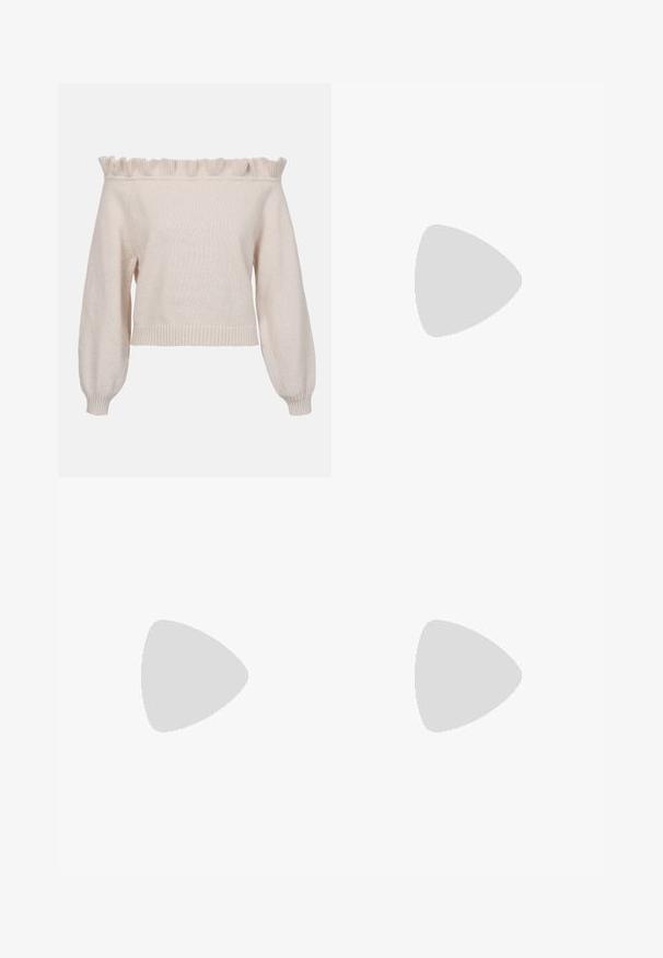 Cremfarbener Off-Shoulder-Pullover mit Rüschenausschnitt, langen Puffärmeln und geripptem Saum; aus weichem, strukturiertem Strickstoff gefertigt.; Braune Weite-Leg-Hosen mit einer glatten Textur, hoher Taille und Vorderfalten. Der Stoff ist leicht und fällt locker.; Braune Leder-Sandale mit überkreuzten Riemen, einem Knöchelriemen mit Schnalle und einer flachen Sohle mit minimalen Nähdetails.; Braune Leder-Tote mit glatter Textur, offenem Oberteil und zwei Schulterriemen. Verfügt über minimale Nähte und keine sichtbaren Beschläge.